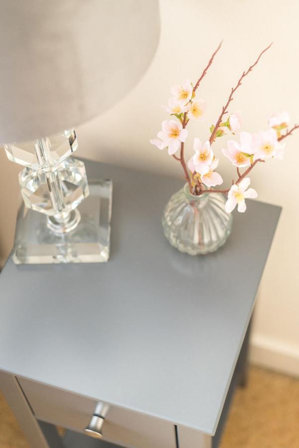 Elegant 2 Bedroom City Centre Apartment - Free Parking - Private Balcony 爱丁堡 外观 照片