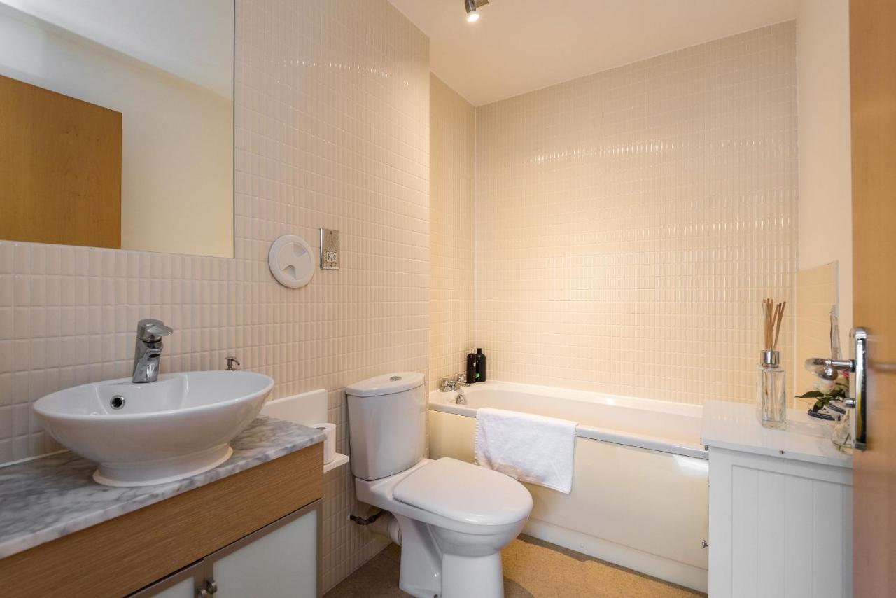 Elegant 2 Bedroom City Centre Apartment - Free Parking - Private Balcony 爱丁堡 外观 照片